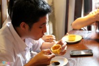 Coffee mugs are always eat VND10,000.